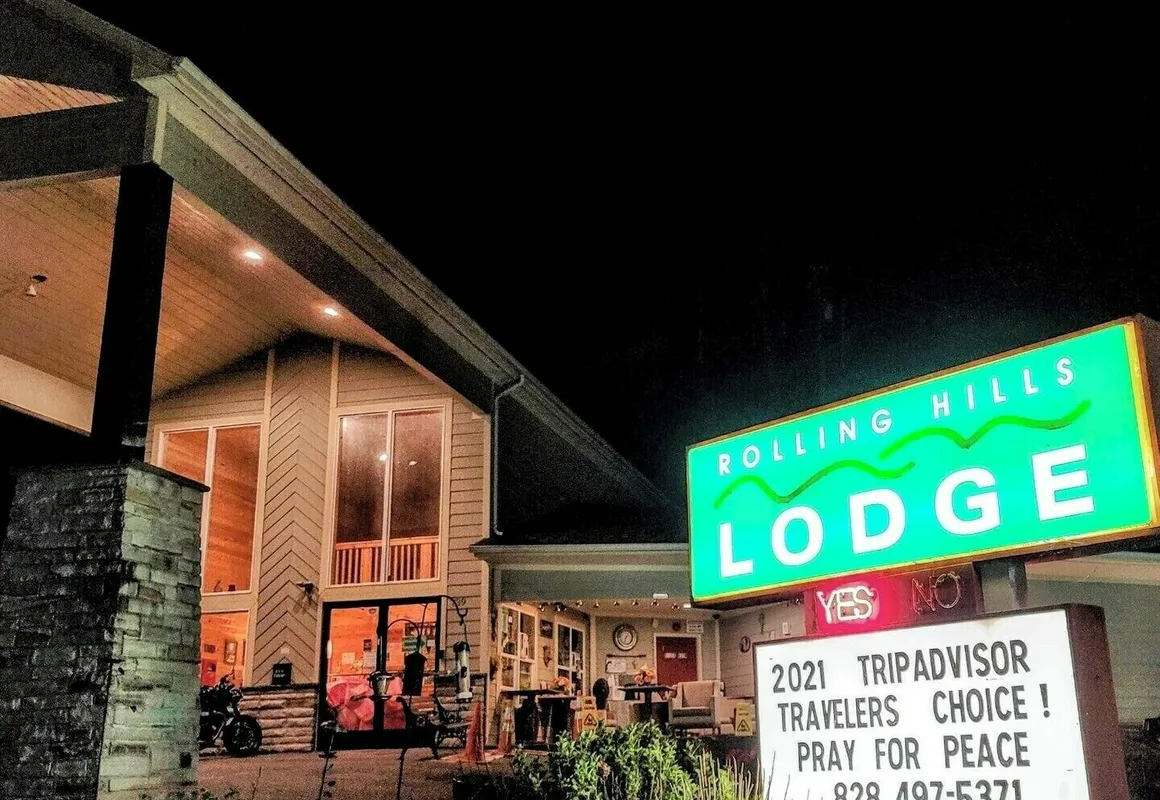 Rolling Hills Lodge hotel hero
