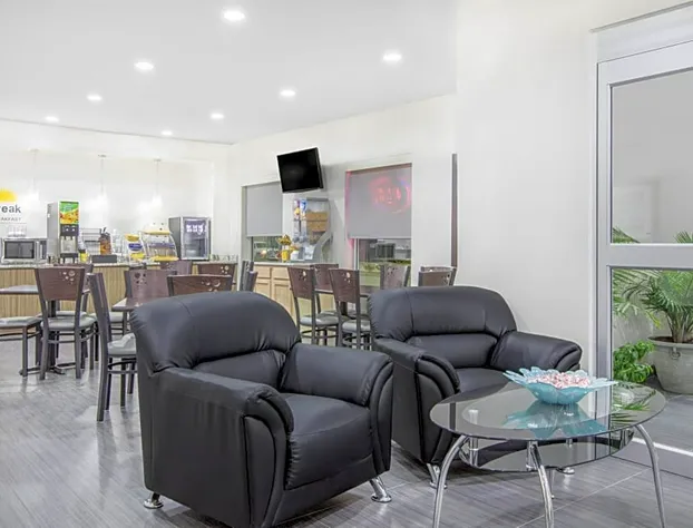 Days Inn by Wyndham Bryan hotel detail image 1