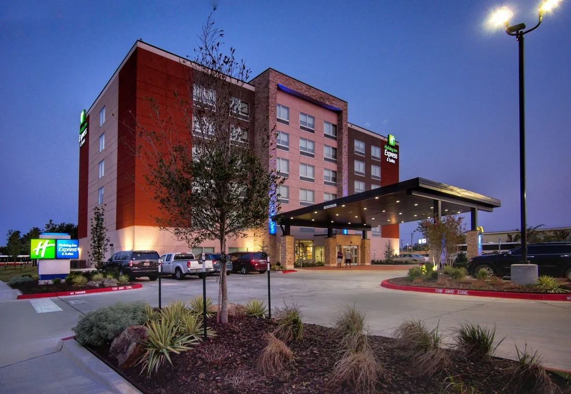 Holiday Inn Express & Suites Moore by IHG hotel hero