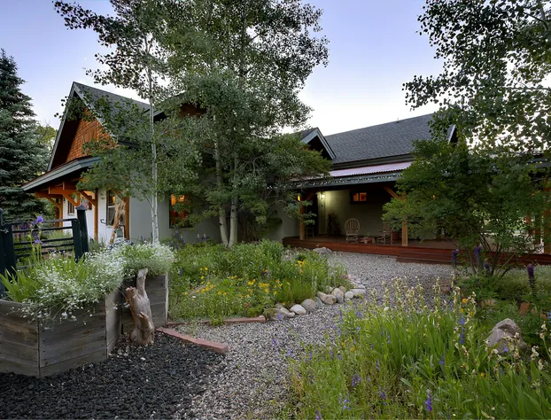 Mariposa Lodge Bed & Breakfast hotel detail image 3