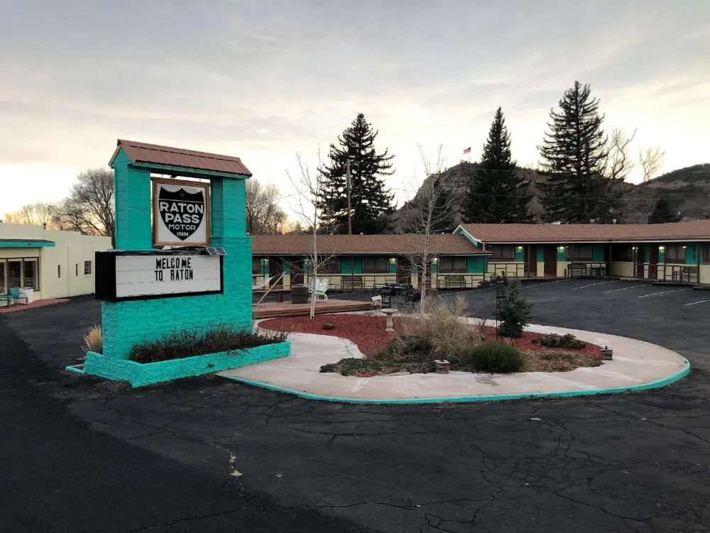 Raton Pass Motor Inn hotel hero