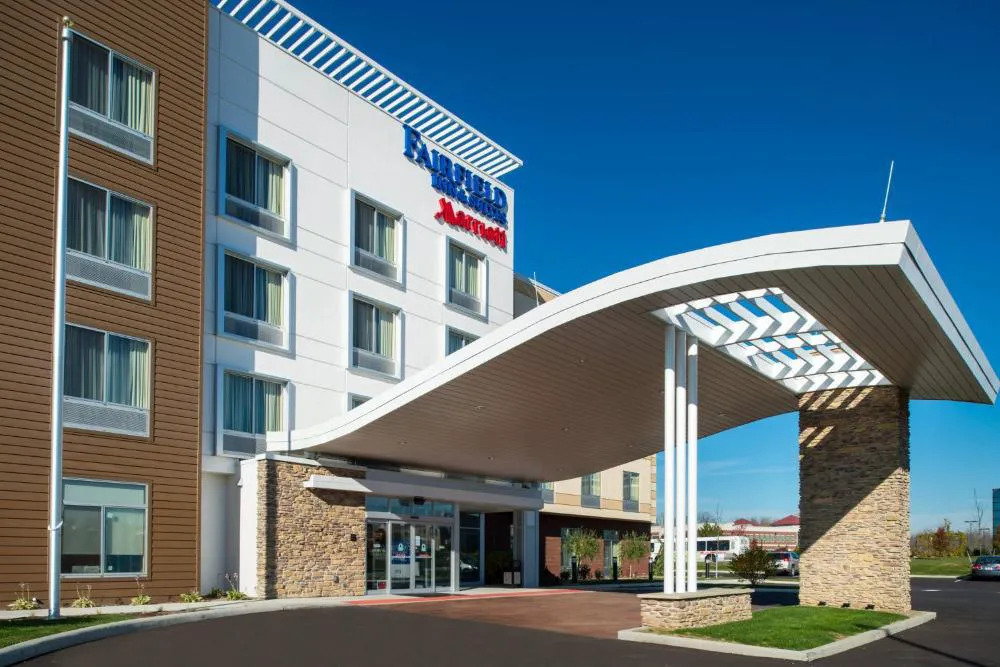 Fairfield Inn and Suites by Marriott Akron Stow hotel hero