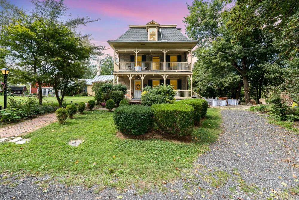 Fallen Tree Farm Bed & Breakfast hotel hero