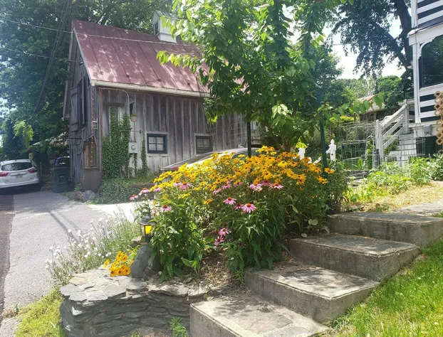 Lily Garden Bed and Breakfast hotel detail image 2