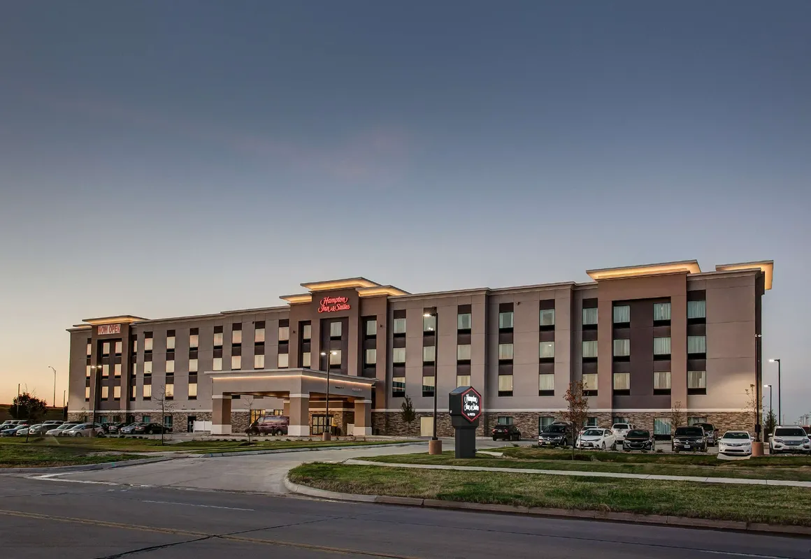 Hampton Inn & Suites Wichita/Airport hotel hero