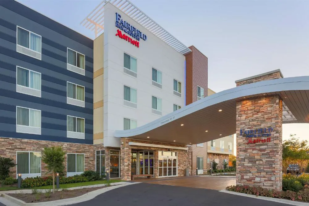 Fairfield Inn & Suites by Marriott Alexandria hotel hero