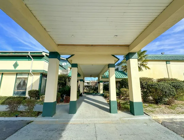 Super Inn & Suites by OYO Milledgeville hotel detail image 1