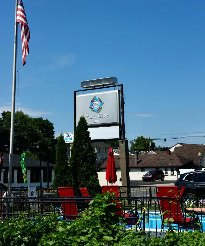 Twi-Lite Inn hotel hero