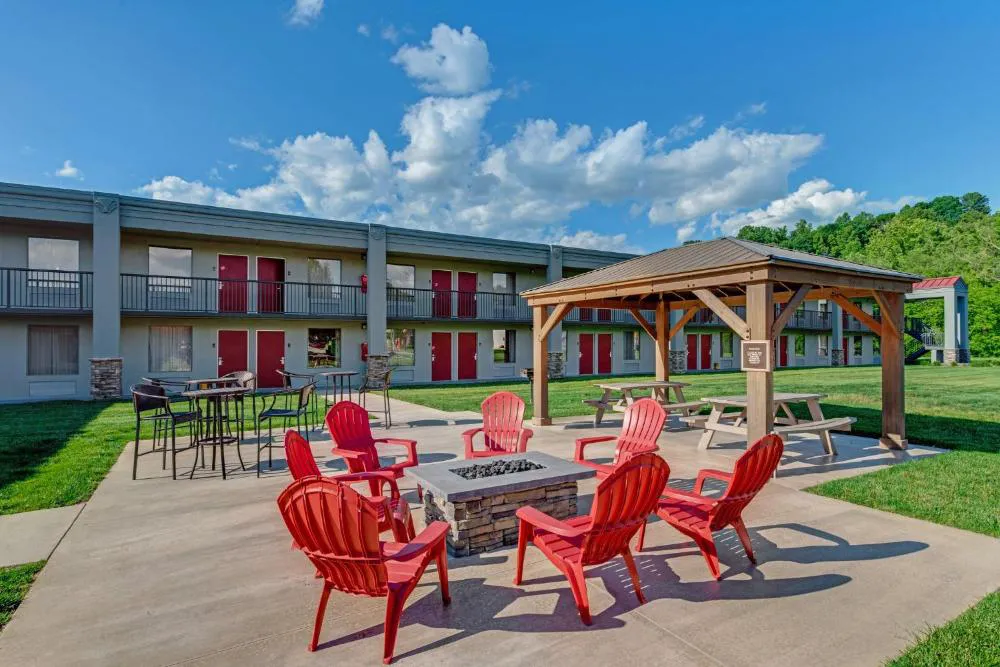 Red Roof Inn & Suites Wilkesboro hotel hero