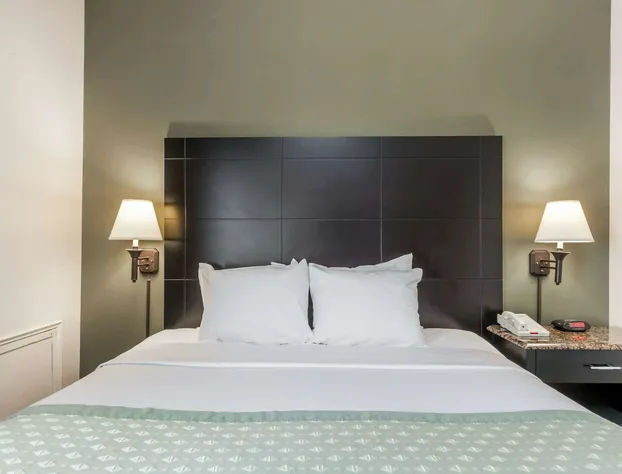 Ramada by Wyndham Newburgh/West Point hotel detail image 4