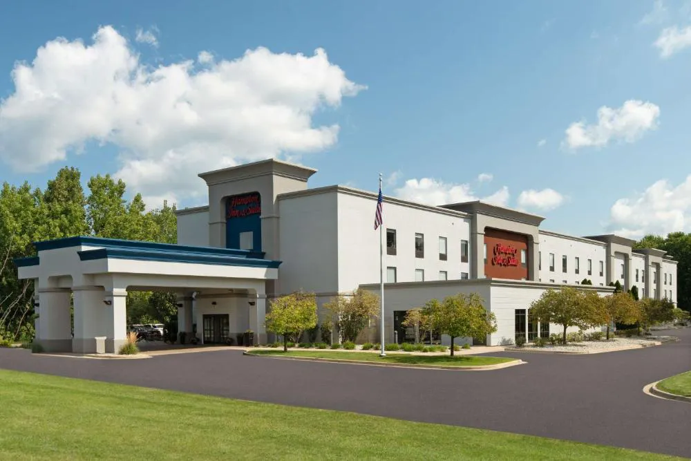 Hampton Inn & Suites Grand Rapids-Airport 28th St hotel hero