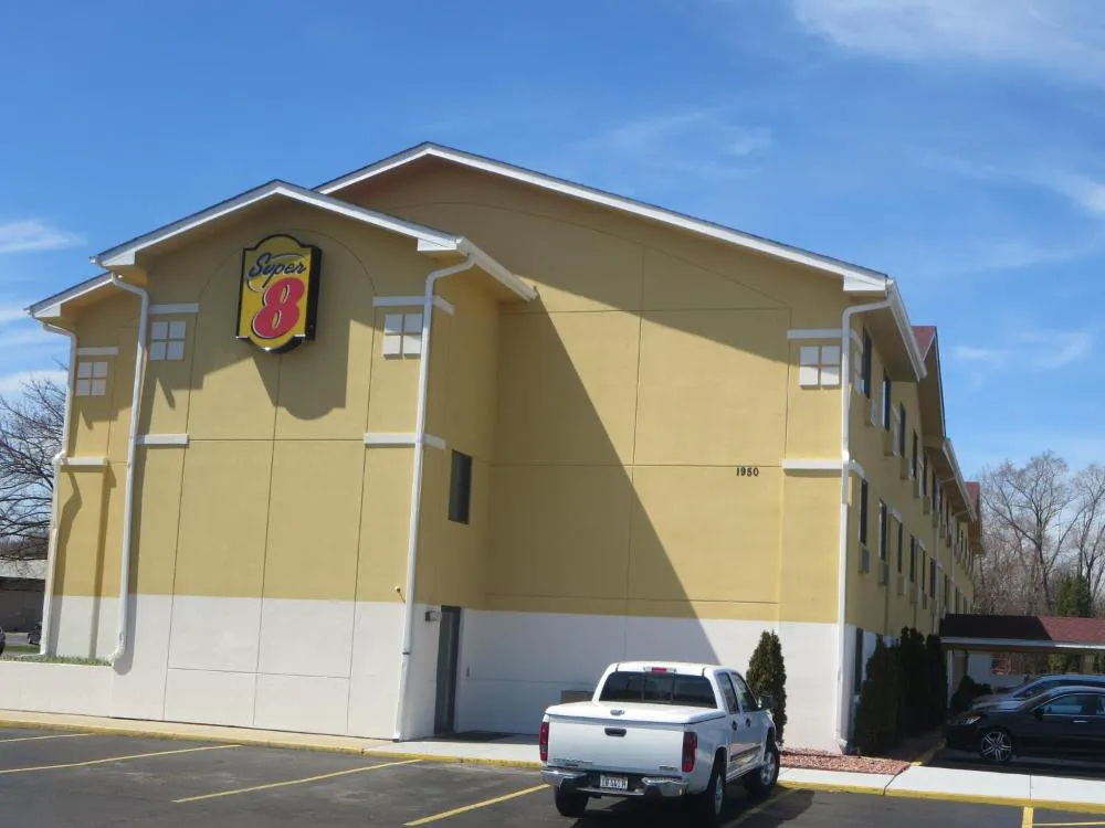 Super 8 by Wyndham Mundelein/Libertyville Area hotel hero