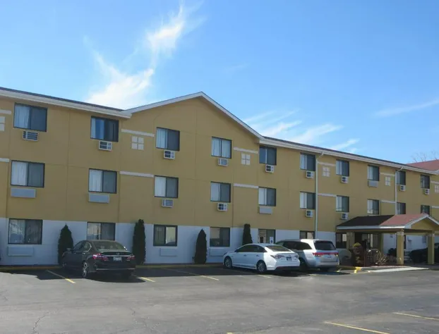 Super 8 by Wyndham Mundelein/Libertyville Area hotel detail image 1