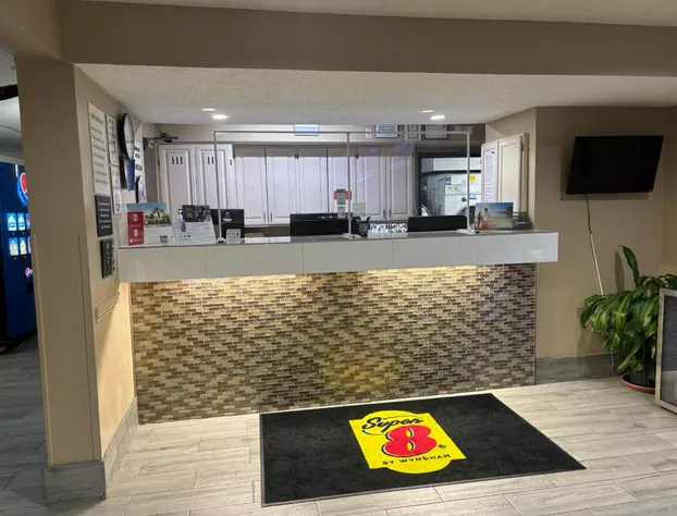 Super 8 by Wyndham Mundelein/Libertyville Area hotel detail image 2