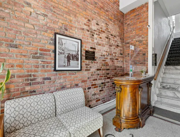 College Inn Hotel hotel detail image 4