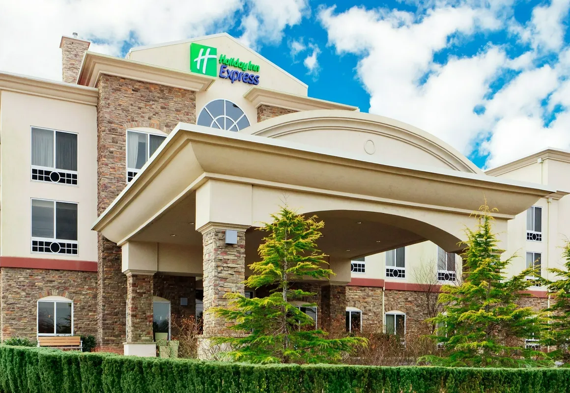 Holiday Inn Express Hotel & Suites Long Island-East End by IHG hotel hero
