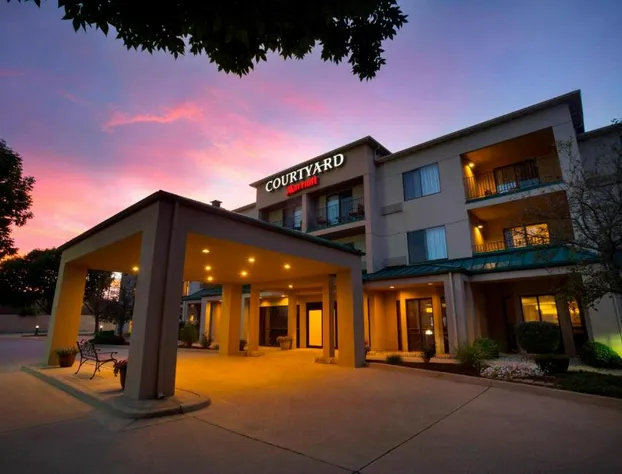 Courtyard Champaign hotel detail image 1