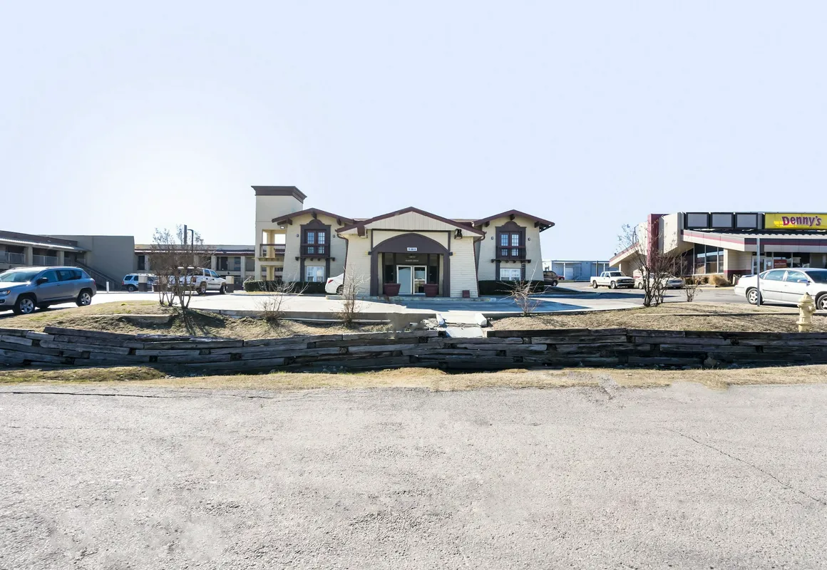 OYO Hotel Tulsa N Sheridan Rd & Airport hotel hero