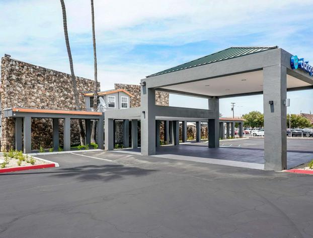 Clarion Pointe Fresno near Yosemite hotel detail image 1