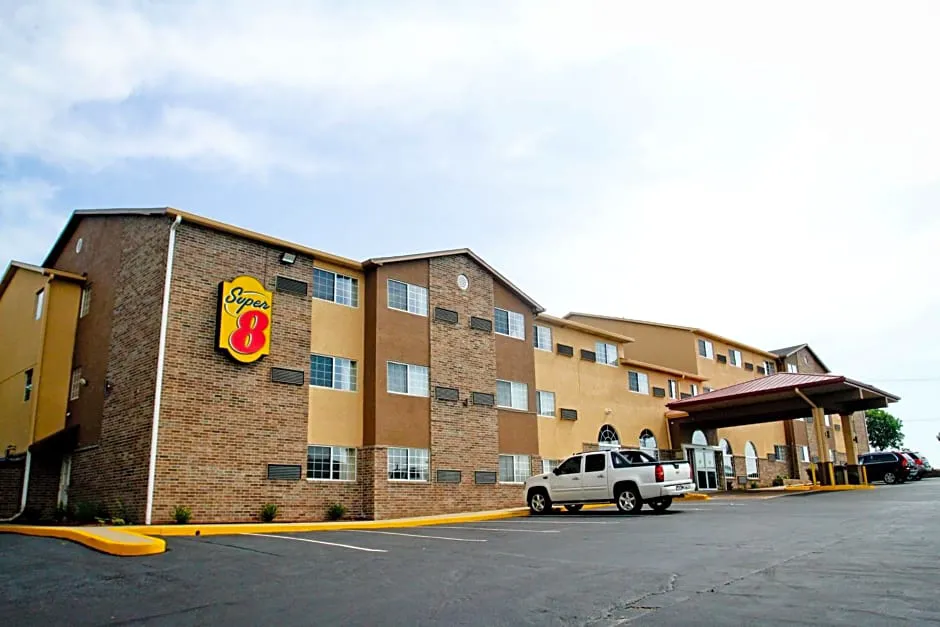 Super 8 by Wyndham Kansas City hotel hero