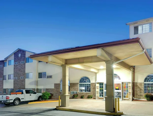 Super 8 by Wyndham Kansas City hotel detail image 2