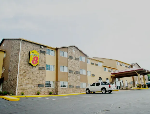Super 8 by Wyndham Kansas City hotel detail image 1