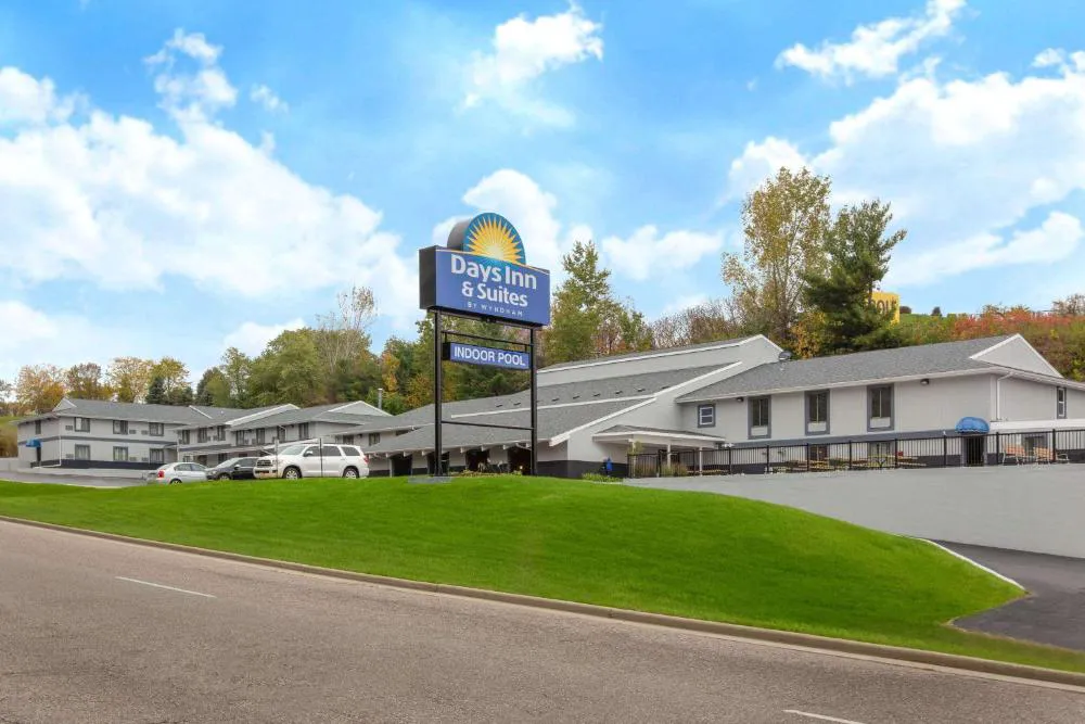 Days Inn & Suites by Wyndham Wisconsin Dells hotel hero