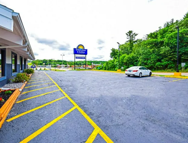 Days Inn & Suites by Wyndham Wisconsin Dells hotel detail image 3