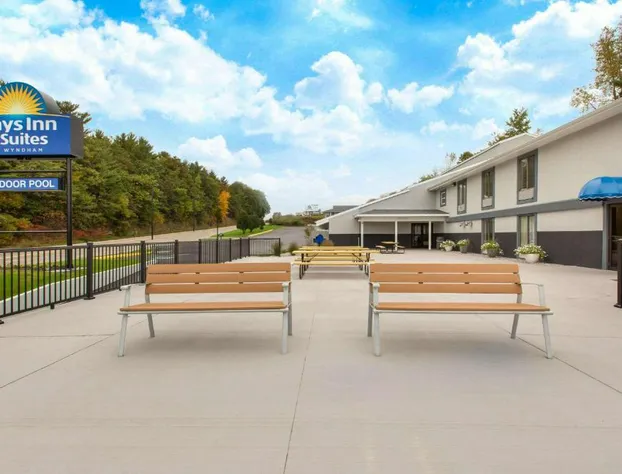 Days Inn & Suites by Wyndham Wisconsin Dells hotel detail image 1