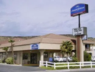 Howard Johnson Hotel & Suites by Wyndham St. George hotel hero