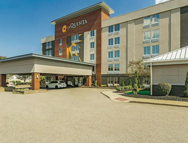 La Quinta Inn & Suites by Wyndham Cleveland Airport West hotel detail image 1