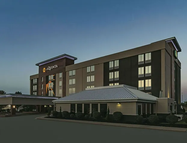 La Quinta Inn & Suites by Wyndham Cleveland Airport West hotel detail image 2