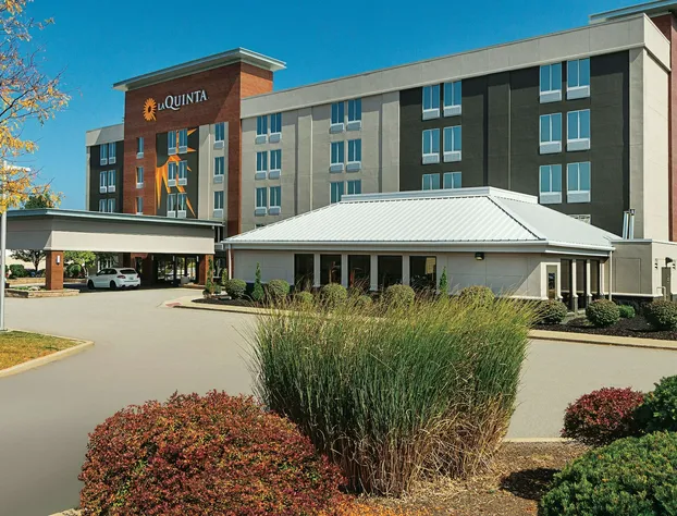 La Quinta Inn & Suites by Wyndham Cleveland Airport West hotel detail image 3