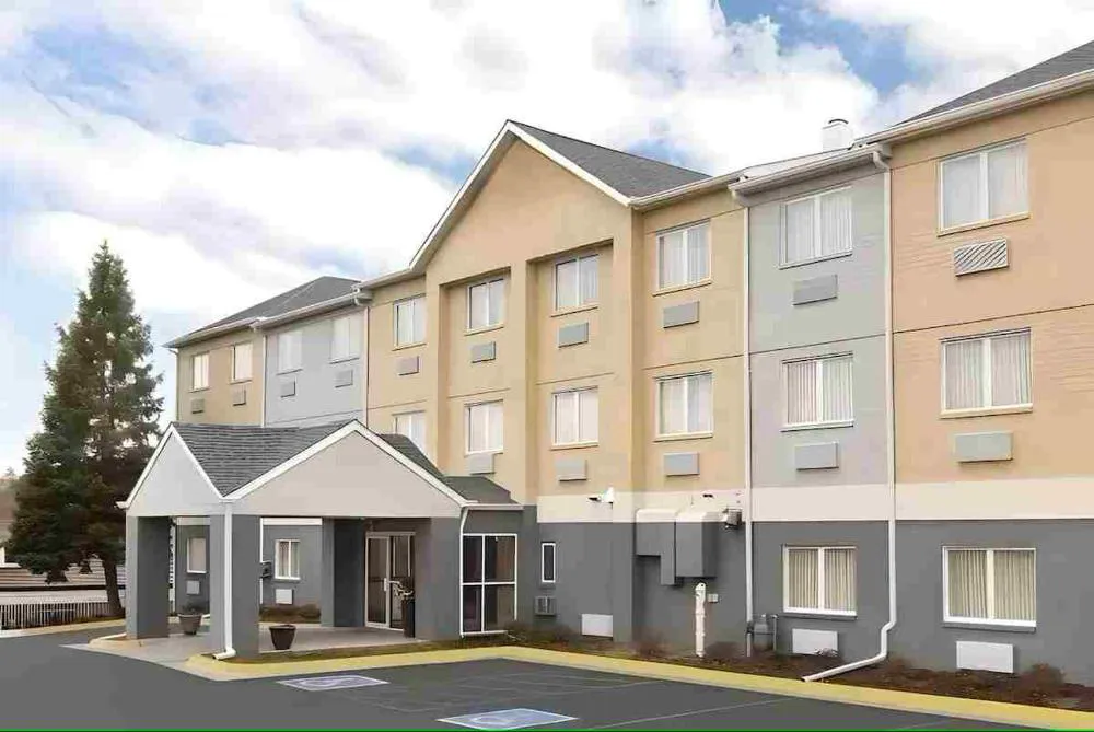 Dubuque Inn & Suites hotel hero