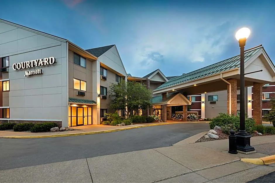 Courtyard by Marriott La Crosse hotel hero