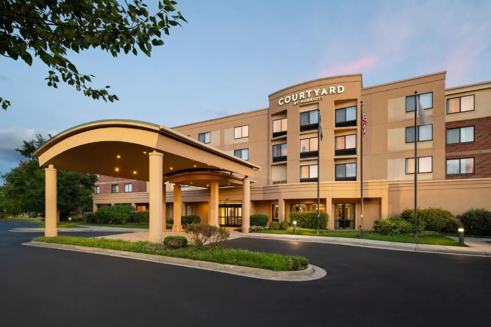 Courtyard by Marriott Richmond North hotel hero