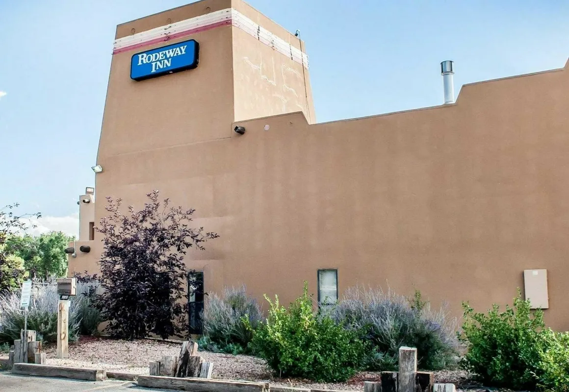 Rodeway Inn Española hotel hero