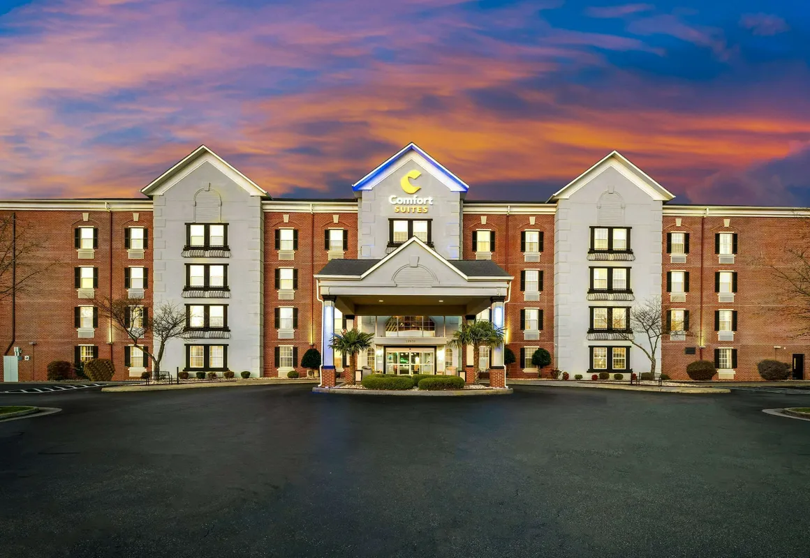 Comfort Suites Airport hotel hero