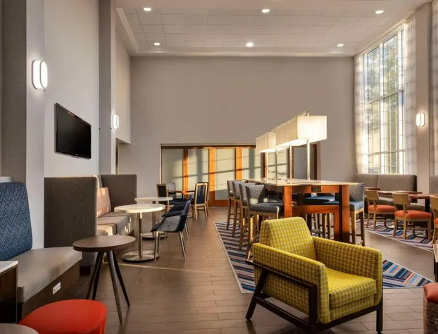 Hampton Inn & Suites State College at Williamsburg Square hotel detail image 1