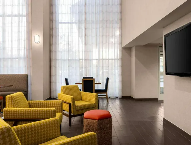 Hampton Inn & Suites State College at Williamsburg Square hotel detail image 3