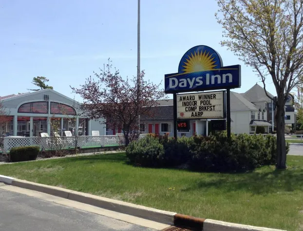 Days Inn by Wyndham Mackinaw City - Lakeview hotel detail image 1