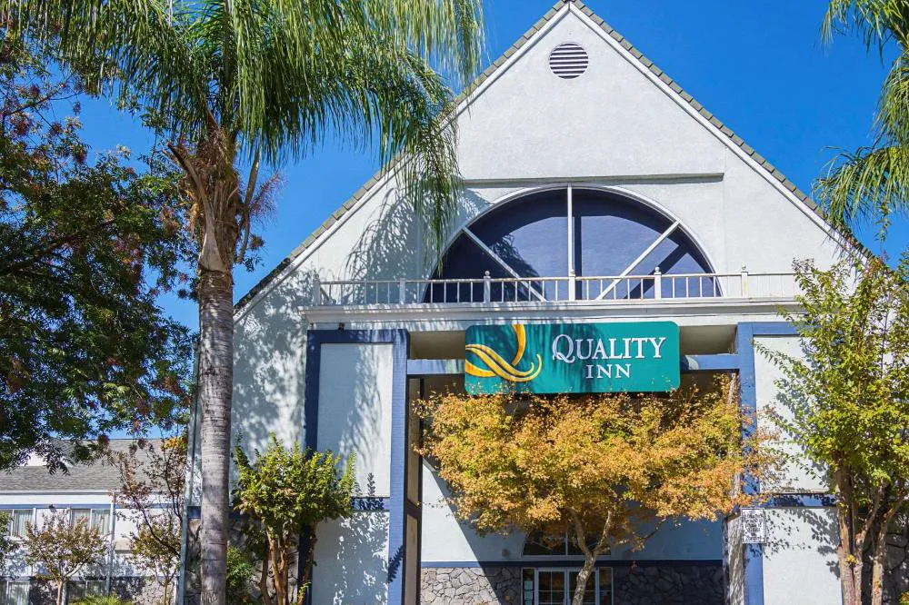 Quality Inn Fresno Yosemite Airport hotel hero