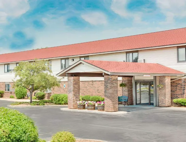 Super 8 by Wyndham Green Bay Near Stadium hotel detail image 1