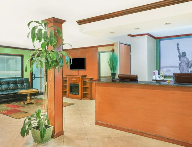 Super 8 by Wyndham Tilton/Lake Winnipesaukee hotel detail image 1