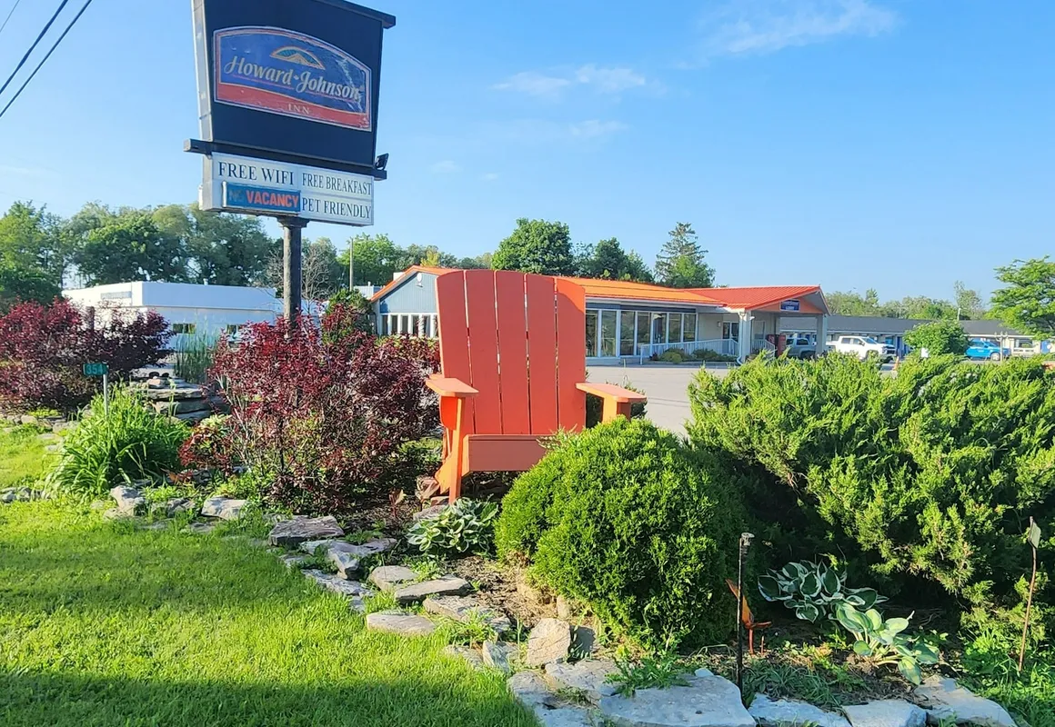 Howard Johnson by Wyndham Lindsay hotel hero