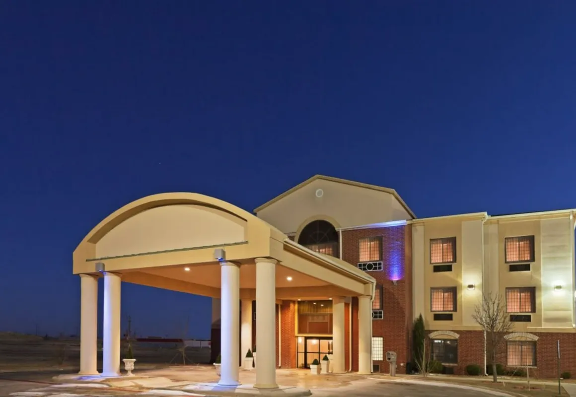 Holiday Inn Express & Suites Plainview by IHG hotel hero