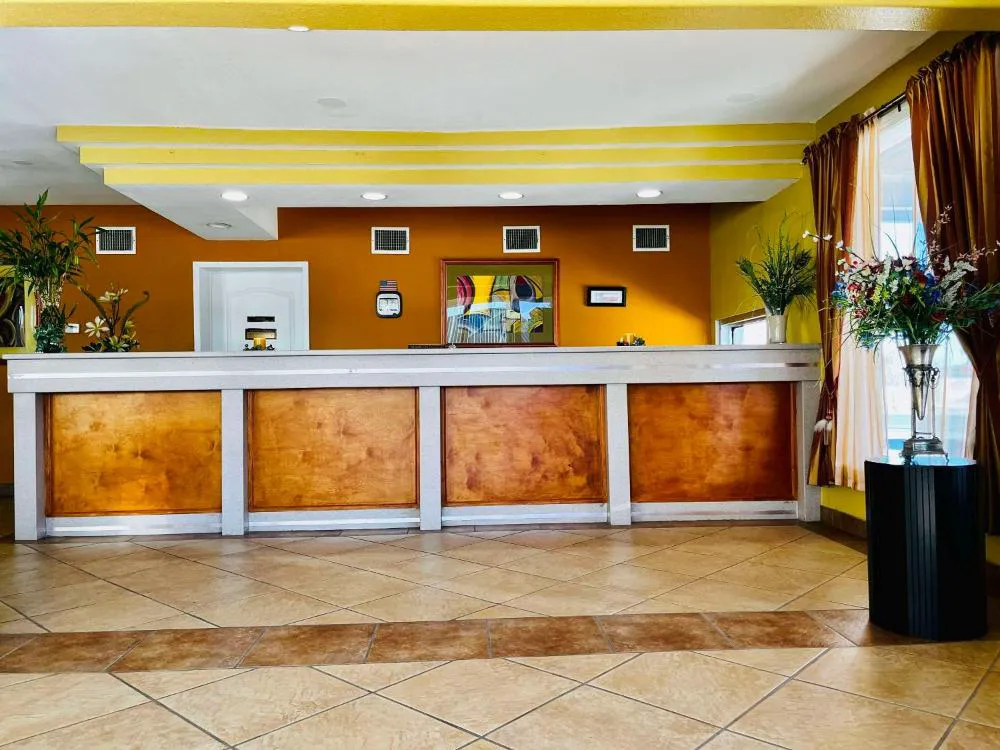 Econo Lodge Del Rio hotel hero