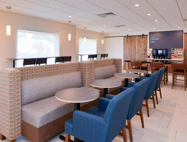 Holiday Inn Express & Suites Omaha - 120th and Maple by IHG hotel detail image 4