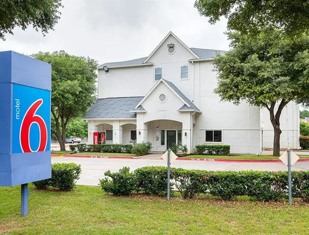Motel 6 Grand Prairie, TX - Near Six Flags Drive hotel detail image 2