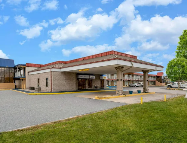 Super 8 by Wyndham Perrysburg/Toledo hotel detail image 1